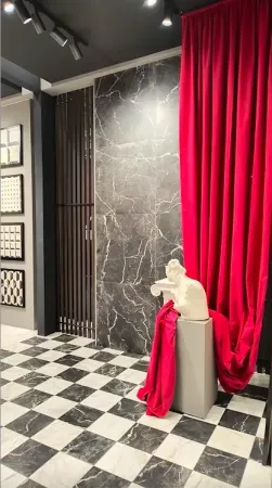 Piękny styl i wspaniała atmosfera z biało czarnymi płytkami La Fenice