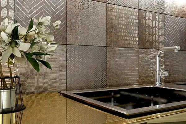 Metalizowane płytki Serenissima w kuchni i salonie 